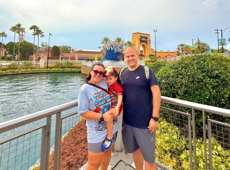 Leo, Pri e Álvaro na entrada do Universal Studios, em Orlando